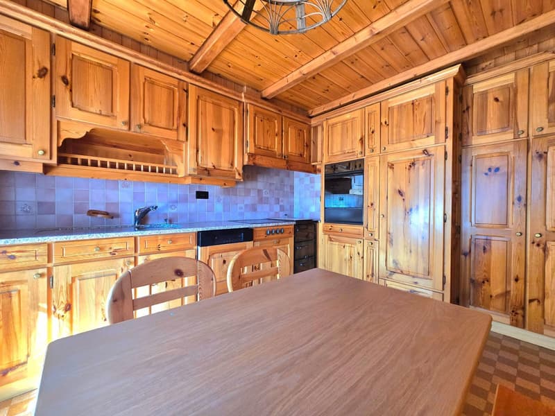 Grande maison familiale avec 2 appartements, surface commerciale, grange et extérieur à Hérémence (9)