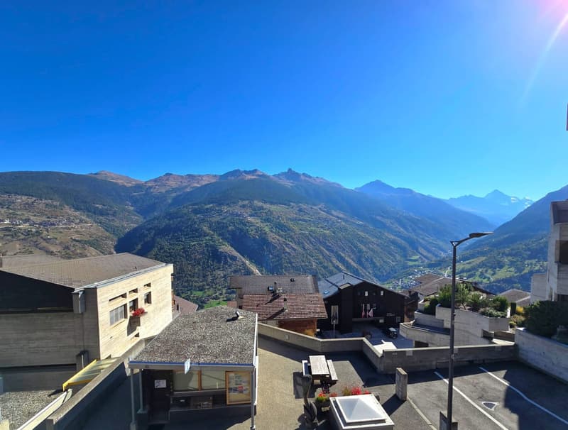 Grande maison familiale avec 2 appartements, surface commerciale, grange et extérieur à Hérémence (31)