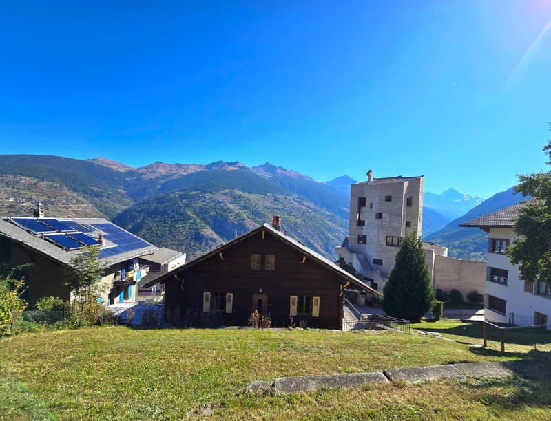 Grande maison familiale avec 2 appartements, surface commerciale, grange et extérieur à Hérémence (3)