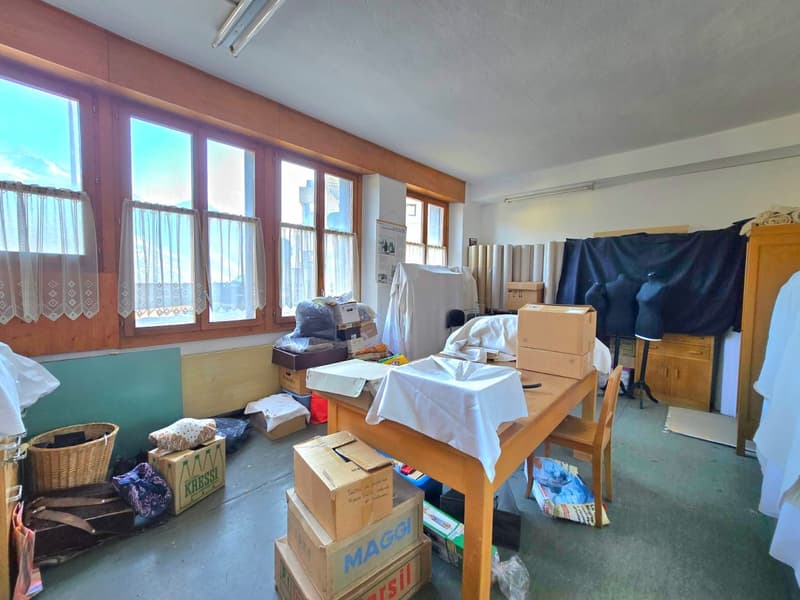 Grande maison familiale avec 2 appartements, surface commerciale, grange et extérieur à Hérémence (21)