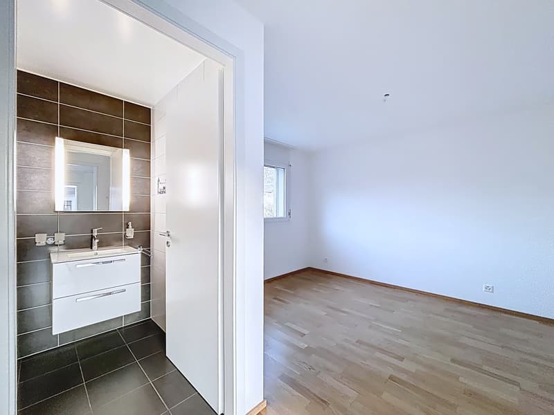 Appartement moderne de 3.5 pièces avec balcon à Saxon (3)