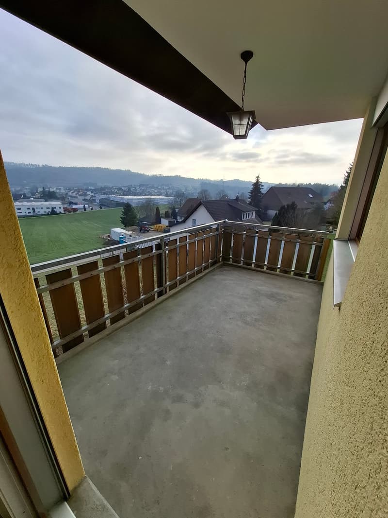 Schöne 4.5 Zimmer Wohnung mit Aussicht und Einzelgarage (2)