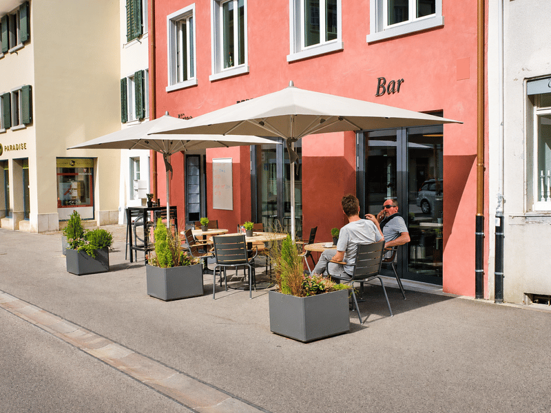 Modernes Café- oder Barkonzept mit Aussenterrasse im Liestaler Stedtli (1)