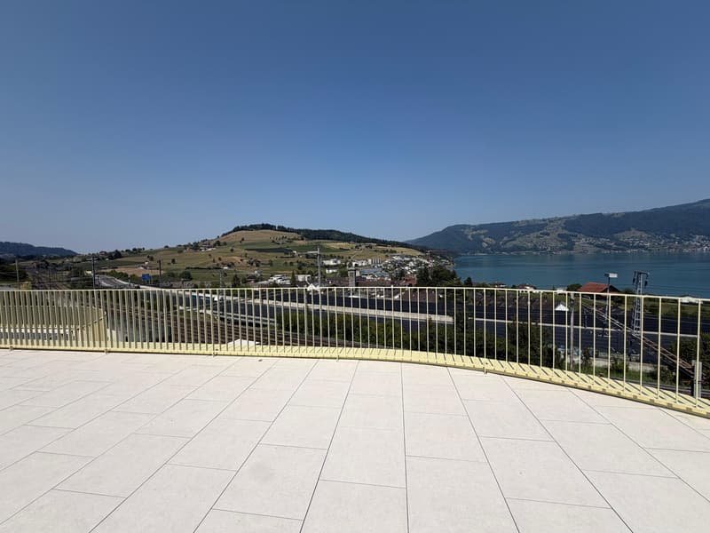 Exklusives Attika-Juwel: Panoramablick über den Zugersee in seiner schönsten Form (2)