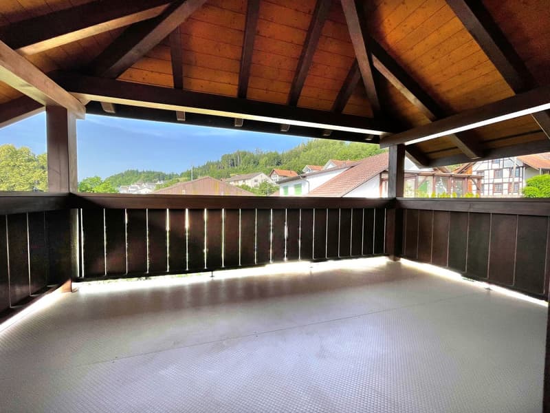 Grosse, charmante Dachwohnung mit Balkon und Aussicht (8)