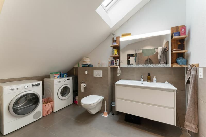 Sanierte Dachwohnung - moderner Ausbaustandard und Wohnkomfort (5)
