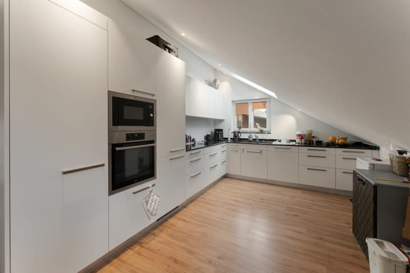 Sanierte Dachwohnung - moderner Ausbaustandard und Wohnkomfort (2)