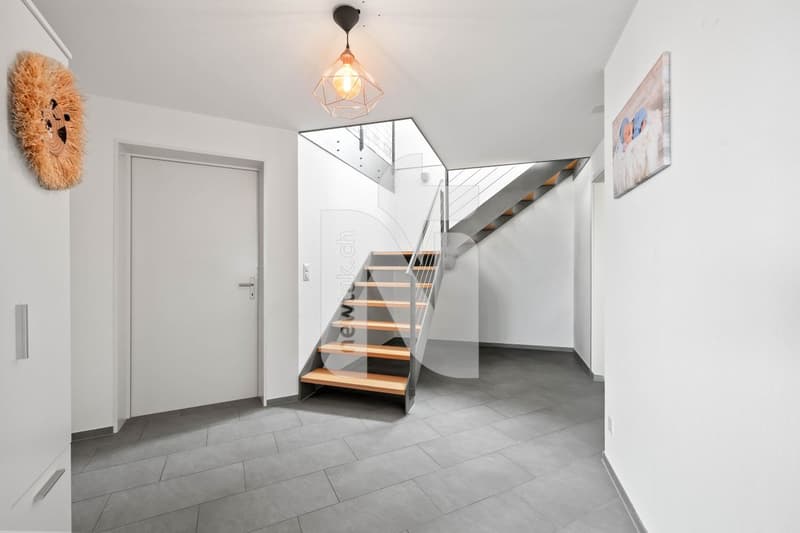 Reserviert: Freistehendes Einfamilienhaus mit Weitsicht, grossem Garten, Garagenbox und Carport (9)