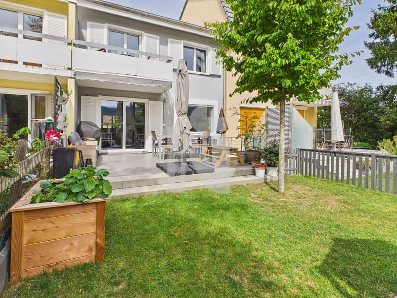 Familienfreundlich, modern und einzugsbereit - mit Garten und Blick ins unverbaubare Grüne (7)