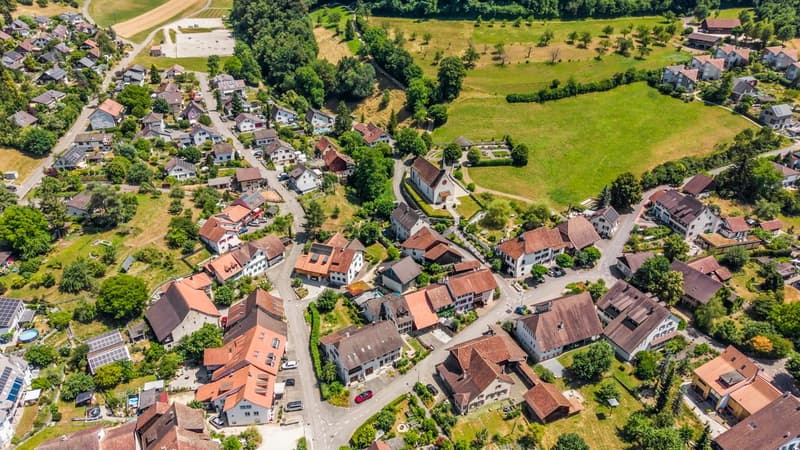 Dorf Idylle, Zentral, viel Potenzial und mit 2.5 Zimmer Einliegerwohnung (Generationenhaus) (3)