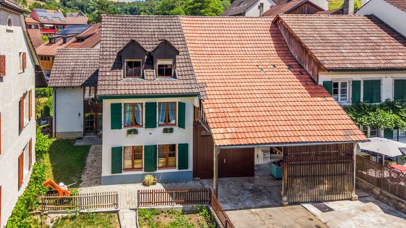 Dorf Idylle, Zentral, viel Potenzial und mit 2.5 Zimmer Einliegerwohnung (Generationenhaus) (2)