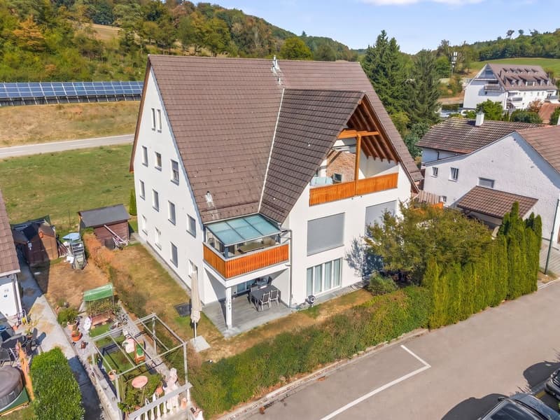 Moderne und helle 4.5-Zimmer-Gartenwohnung an naturnaher Lage mit Lift und Tiefgaragenplatz (1)