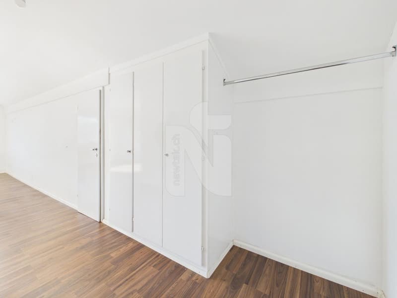 1-Zimmer-Wohnung mit schöner Aussicht, grossem Parkplatz und Ausbauoptionen (3)