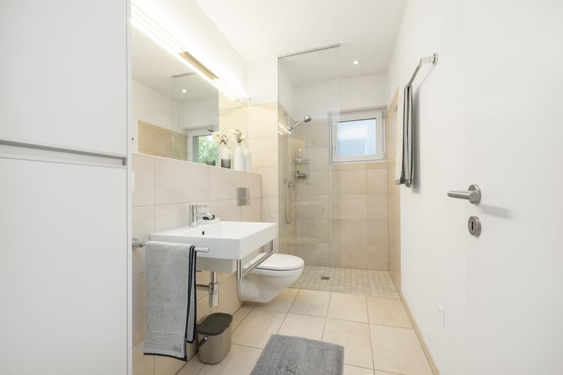 Helle 4.5-Zimmer-Wohnung mit Balkon und Kamin in Uster (7)