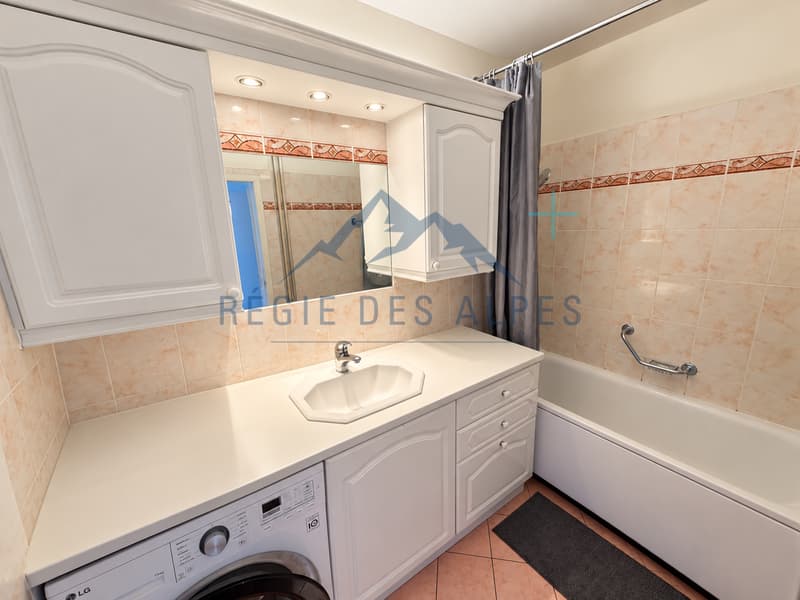 Bel appartement traversant de 4 pièces, baigné de lumière et avec vue dégagée (6)
