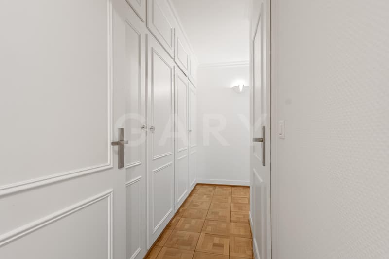 Appartement traversant avec balcons, entièrement rénové & piscines sur le toit (8)