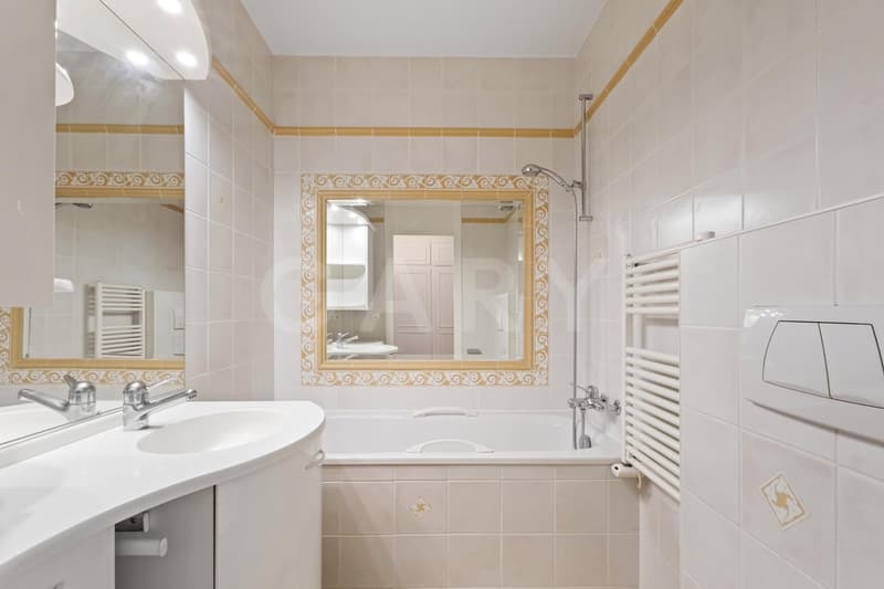 Appartement traversant avec balcons, entièrement rénové & piscines sur le toit (10)