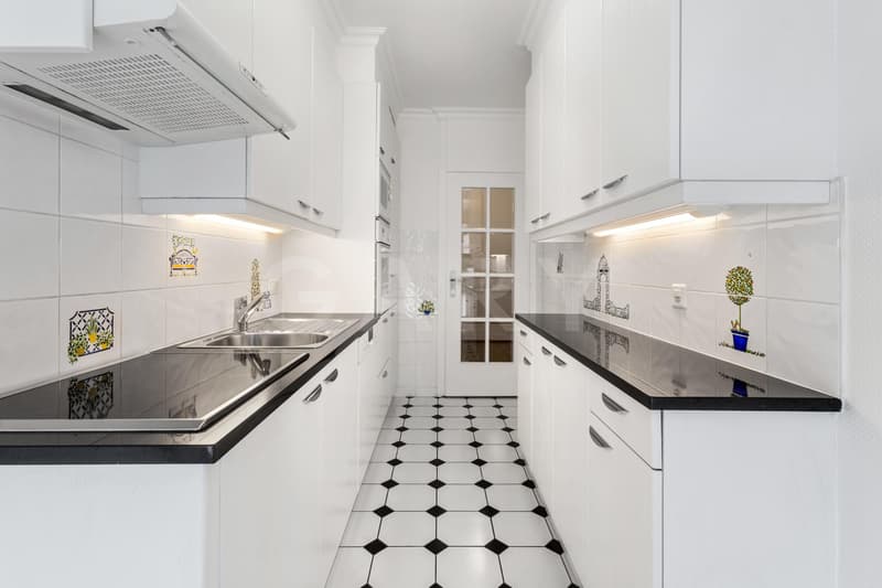 Appartement traversant avec balcons, entièrement rénové & piscines sur le toit (7)