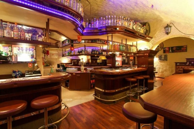 Pub rustico in posizione ottimale a Mels / Aiuto per il lancio: affitto di fatturato senza rischi (3)