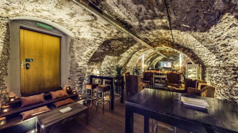 Pub rustico in posizione ottimale a Mels / Aiuto per il lancio: affitto di fatturato senza rischi (4)