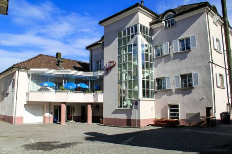 Pub rustico in posizione ottimale a Mels / Aiuto per il lancio: affitto di fatturato senza rischi (5)