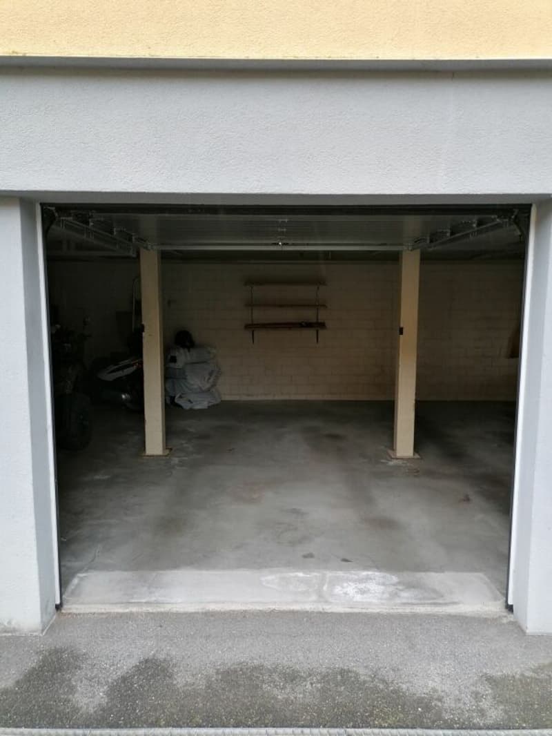 Einstellplatz in kleiner Garage mit lediglich 4 Fahrzeugen (2)