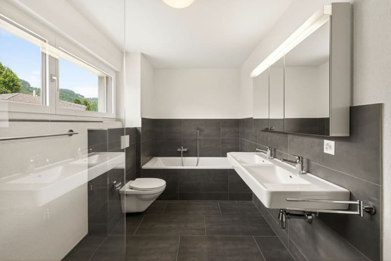 Nasszelle mit Dusche und Badewanne