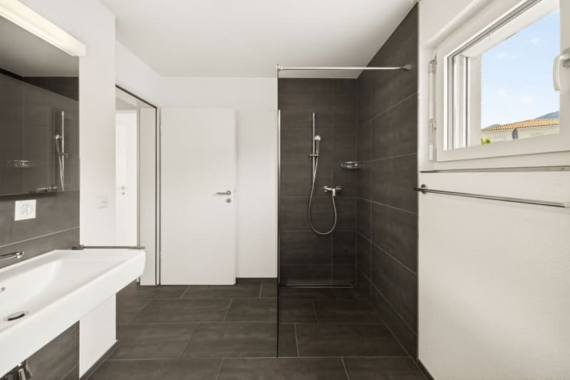 Nasszelle mit Dusche und Badewanne