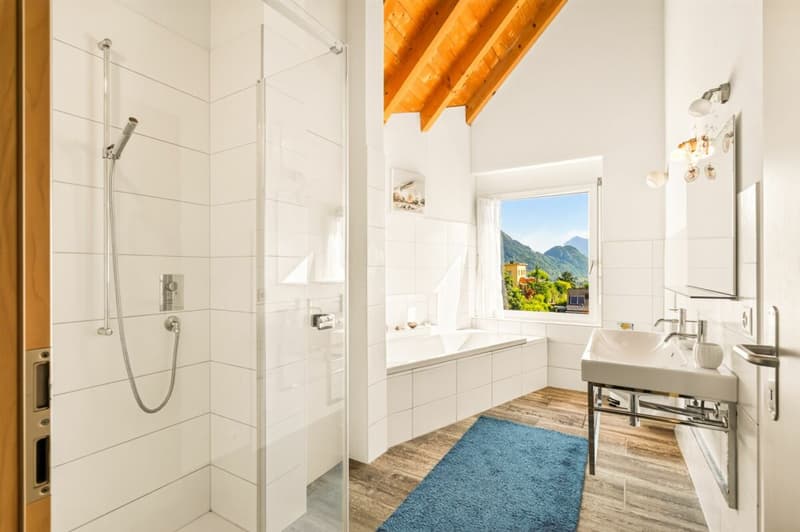 Nasszelle mit Dusche und Badewanne