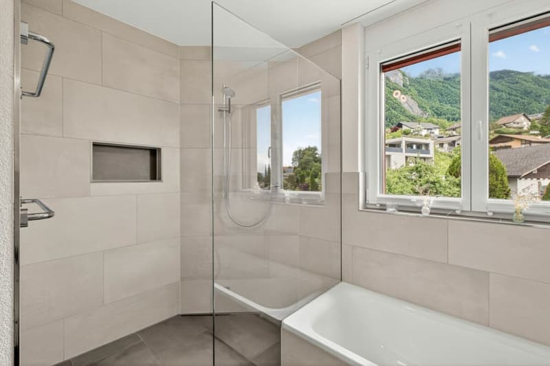 Nasszelle mit begehbarer Dusche und Badwanne