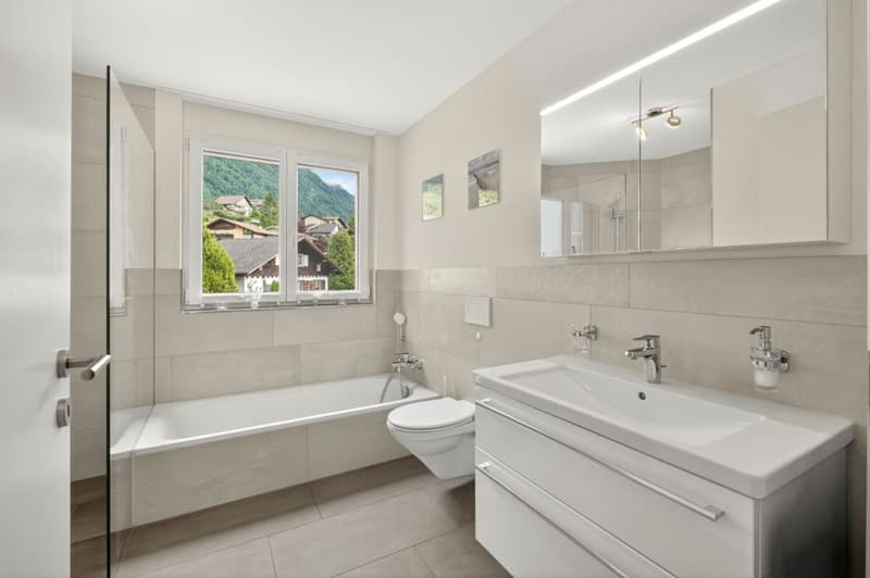 Nasszelle mit begehbarer Dusche und Badwanne