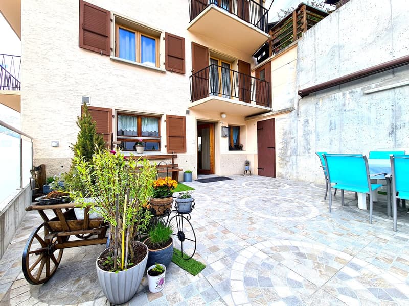 Appartement avec grande terrasse et places de parc privatives (1)