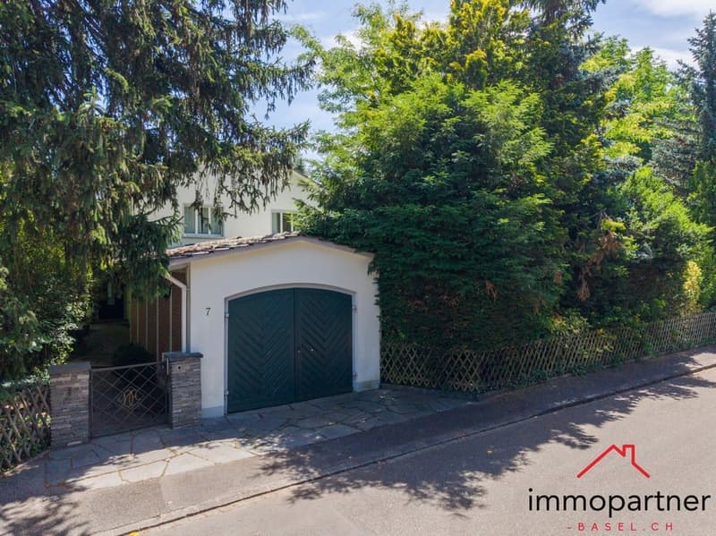 Villa mit Traumgarten und Entwicklungspotenzial in Binningen (14)