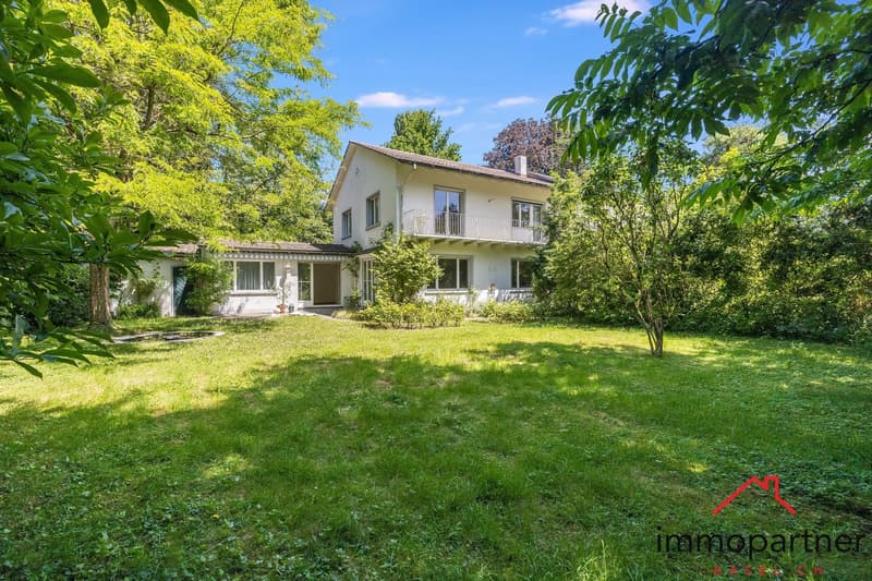 Villa mit Traumgarten und Entwicklungspotenzial in Binningen (12)