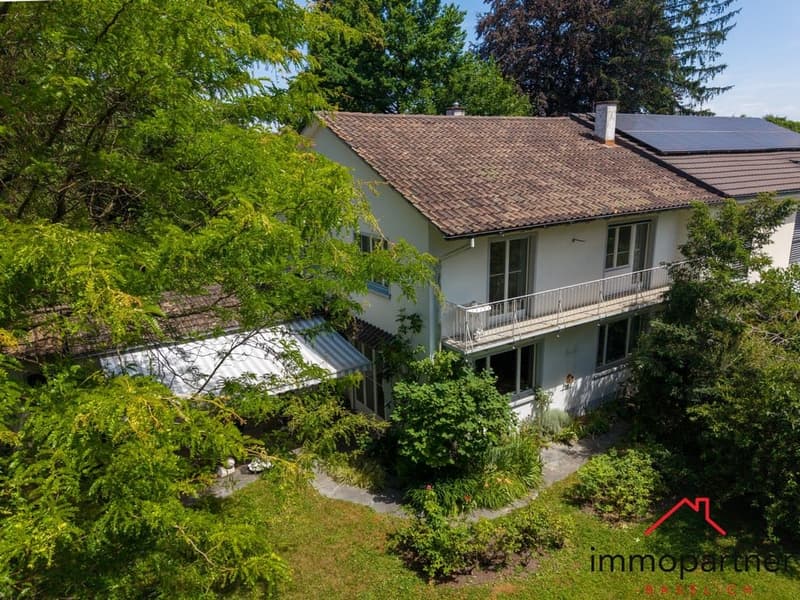 Villa mit Traumgarten und Entwicklungspotenzial in Binningen (13)