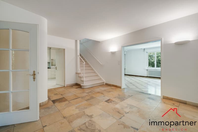 Villa mit Traumgarten und Entwicklungspotenzial in Binningen (3)