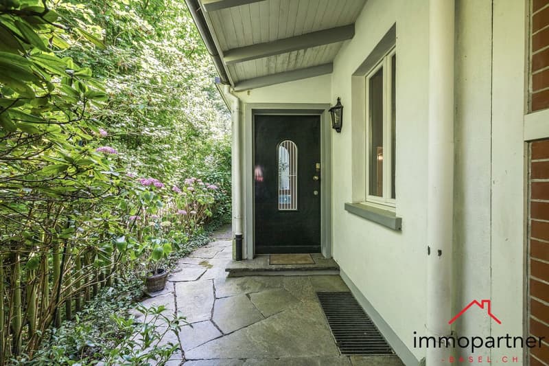 Villa mit Traumgarten und Entwicklungspotenzial in Binningen (2)