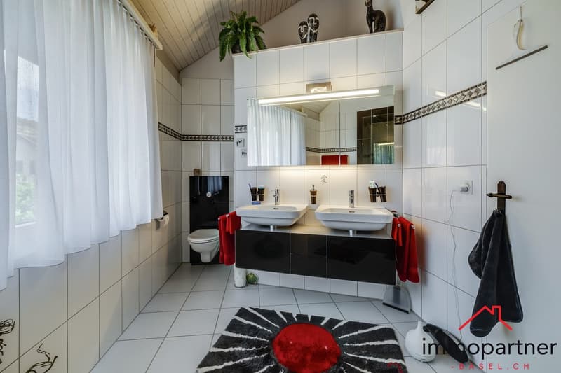 Charmante 3.5 (4.5)-Zimmer-Dachwohnung mit Balkon und schöner Aussicht in Duggingen (8)