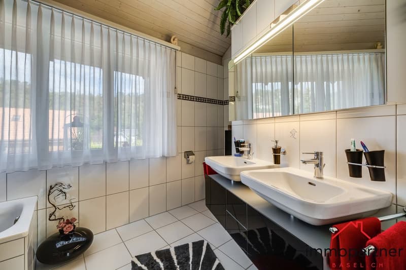 Charmante 3.5 (4.5)-Zimmer-Dachwohnung mit Balkon und schöner Aussicht in Duggingen (6)