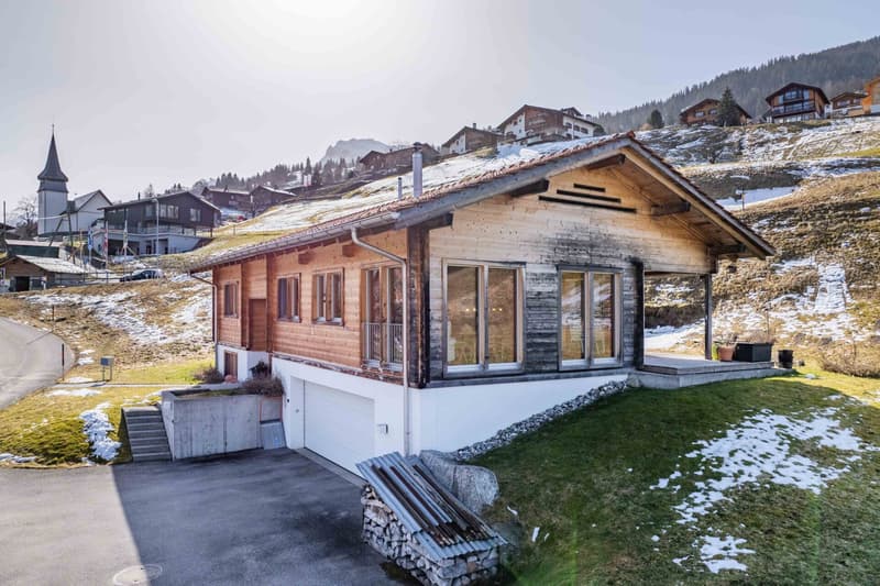 Traumhaftes Bergrefugium: Holzhaus mit spektakulärer Aussicht (1)