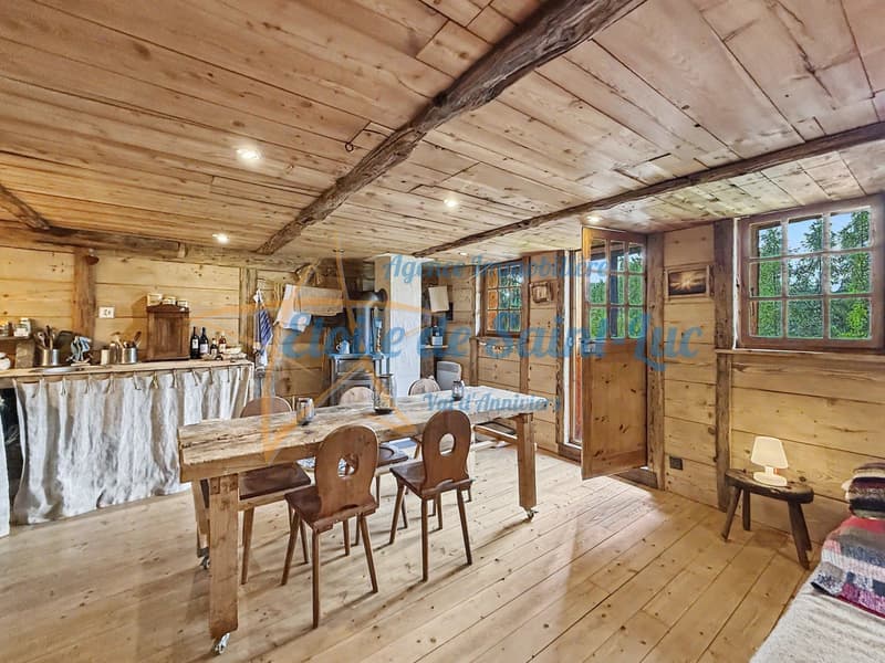 Superbe chalet et ses deux raccards (18)