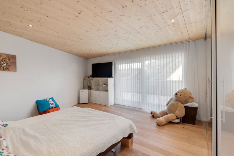 Neuwertiges 4.5-Zimmer-Einfamilienhaus mit Dachterrasse & Seesicht (7)