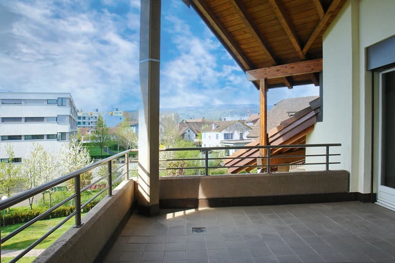 Die Wohnung verfügt auf allen vier Gebäudeseiten über eine Terrasse oder einen Balkon.