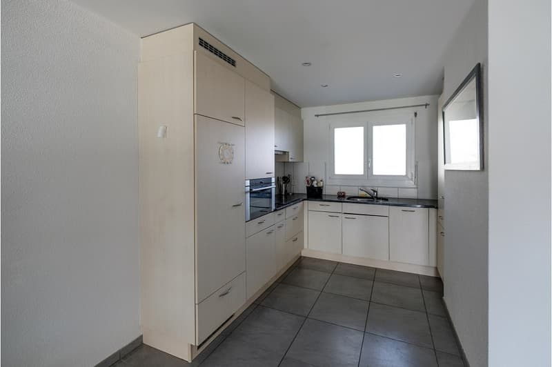 Zentral gelegene 2.5 Zimmer-Wohnung an sonniger Lage mit Aussicht! (8)