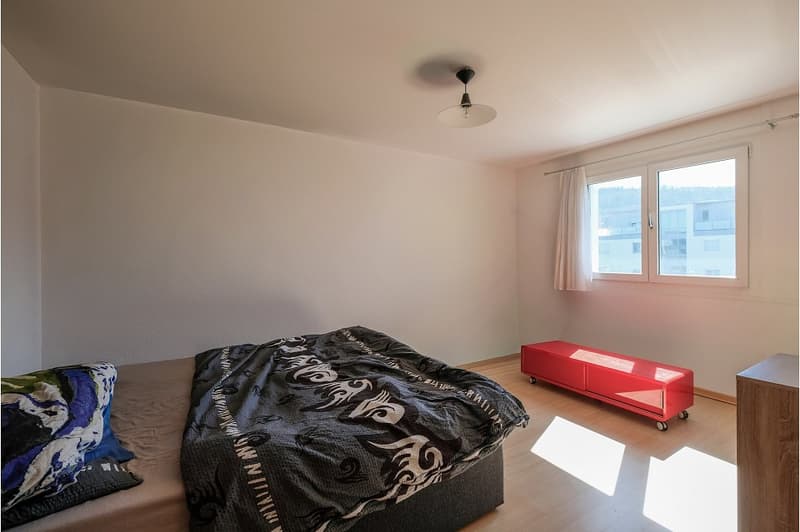 Zentral gelegene 2.5 Zimmer-Wohnung an sonniger Lage mit Aussicht! (6)
