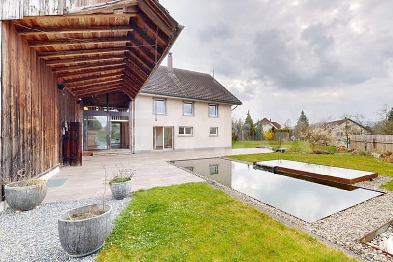 Stilvoll gepflegtes 6 Zimmer-Haus mit Naturpool und grossem Garten (8)