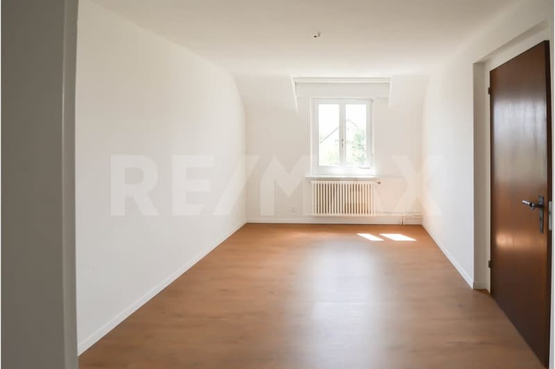 Freistehendes Zweifamilienhaus mit grosszügigem Garten (4)