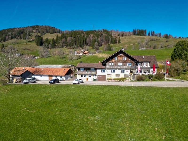 Restaurant mit Wohnungen und Stallungen (1)