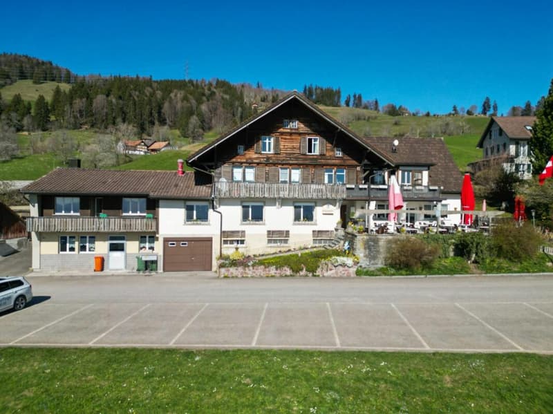 Restaurant mit Wohnungen und Stallungen (3)