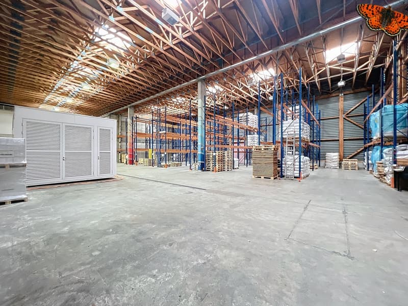 Entrepôt divisible de 1'730 m² à proximité des axes autoroutiers (4)